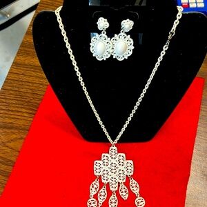 Vintage White Earring & Necklace Bundle
